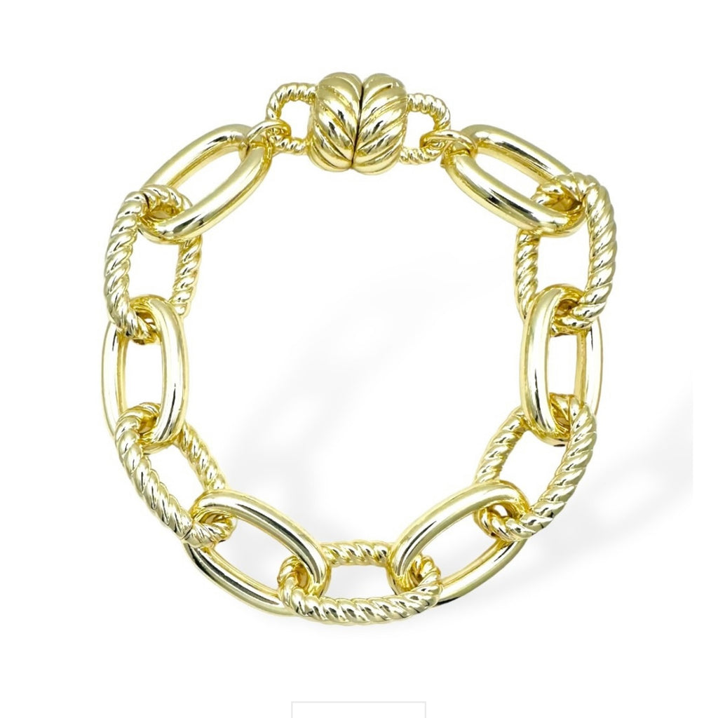 Oval Link Necklace With Magnetic Closure